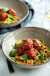 Courgetti met spinazie-gehaktballetjes en tomatensaus	
