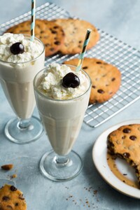 Milkshake & chocolate chip cookies