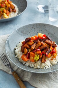 Tempé in ketjapsaus met wintergroenten en rijst