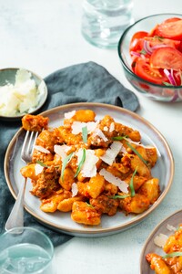 Gnocchi in gepoftepaprika-worstsaus met tomatensalade