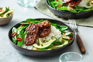 Sticky tempé en wokgroenten met kruidige rijst en komkommersalade