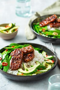 Sticky tempé en wokgroenten met kruidige rijst en komkommersalade