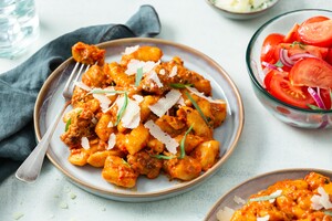 Gnocchi in gepoftepaprika-worstsaus met tomatensalade