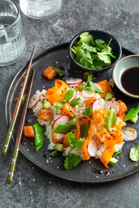 Poképlate met gemarineerde zalm