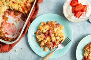 Crumble van rabarber met aardbeiensyllabub