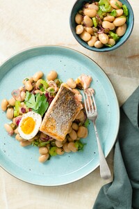 Rosé gebakken zalm met salade van limabonen