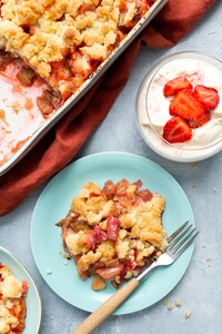 Crumble van rabarber met aardbeiensyllabub