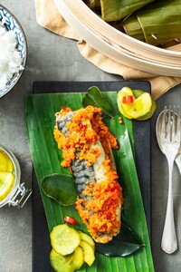 Indische makreel met witte rijst en komkommersalade