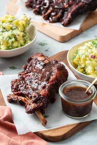 Spareribs in kersencolamarinade met aardappelsalade