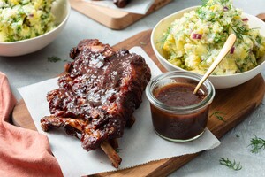 Spareribs in kersencolamarinade met aardappelsalade