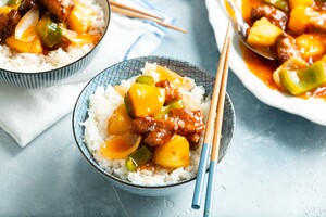 Koe lo yuk met ananas en witte rijst