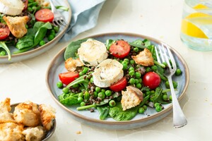 Salade van linzen, doperwten, munt en gegratineerde geitenkaas