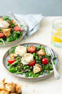 Salade van linzen, doperwten, munt en gegratineerde geitenkaas