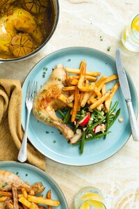 Gekonfijte kippenpoten met frieten, sperziebonen in mosterddressing