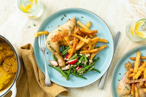 Gekonfijte kippenpoten met frieten, sperziebonen in mosterddressing