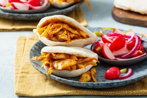 Vegetarische rendang met verse korianderpita’s en radijssalade
