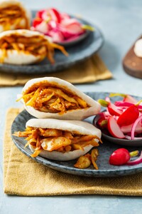 Vegetarische rendang met verse korianderpita’s en radijssalade