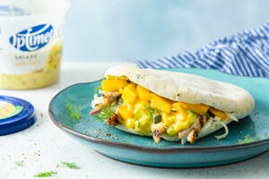 Verse pita’s met kippendijen en gele-currysalade