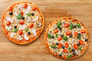 Twee pizza's ovenrek