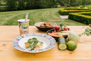 Gepekelde zalmhaas met ei, ingelegde groenten en boerenyoghurt