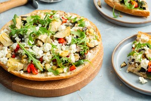 Broodpizza met gegrilde groenten en feta