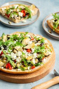 Broodpizza met gegrilde groenten en feta