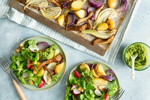 Traybake met aardappel, oesterzwam en basilicum-cashewsalsa