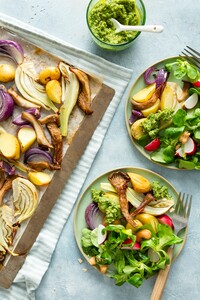 Traybake met aardappel, oesterzwam en basilicum-cashewsalsa