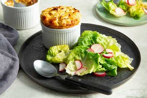 Kaassoufflé met botersla, radijs en vinaigrette