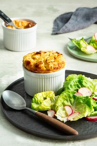Kaassoufflé met botersla, radijs en vinaigrette