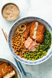 Noodlebowl met gefrituurde tofusteak en gembersojasaus