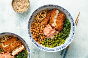 Noodlebowl met gefrituurde tofusteak en gembersojasaus