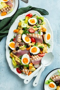 Salade niçoise met gegrilde tonijn