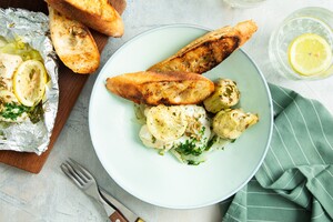 Vispakketjes van de bbq met gegrilde artisjokharten