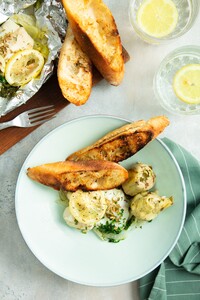 Vispakketjes van de bbq met gegrilde artisjokharten