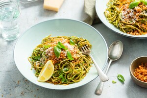 Spaghetti met spinaziepesto en krokant broodkruim