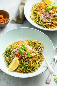 Spaghetti met spinaziepesto en krokant broodkruim