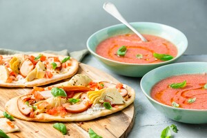Makkelijke pizza met gerookte kip en gazpacho