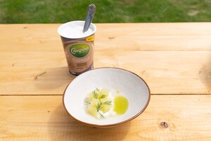 Hangop van boerenyoghurt met dille, komkommer en groene appel