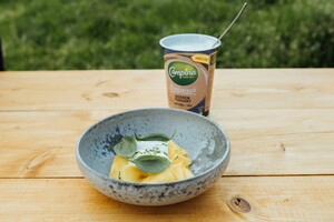 Parfait van biologische boerenyoghurt met mango en witte chocolade