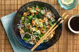 Pittige tofukruimels met sobanoedels en paksoi