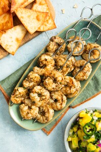 Caribische garnalen van de barbecue met salsa van gegrilde Caribische garnalen van de barbecue met salsa van gegrilde