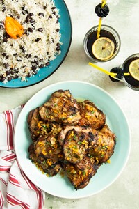 Jamaicaanse kip met rijst en bonen