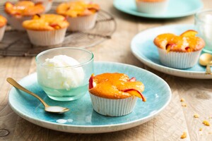 Bitterkoekjescakejes met nectarine en mascarponesorbet