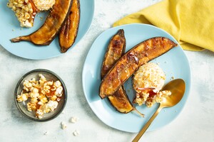 Bbq-banaan met vanille-ijs en popcornbrittle