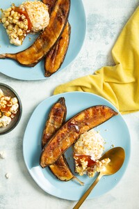 BBQ-banaan met vanille-ijs en popcornbrittle