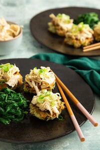 Pulled chicken op knapperige rijstkoekjes