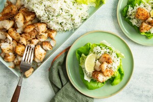 Sla-bakjes met Mexicaanse vis en korianderrijst