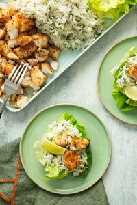Sla-bakjes met Mexicaanse vis en korianderrijst