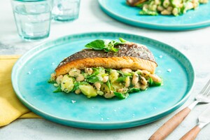 Gebakken schol met blote billetjes in het gras